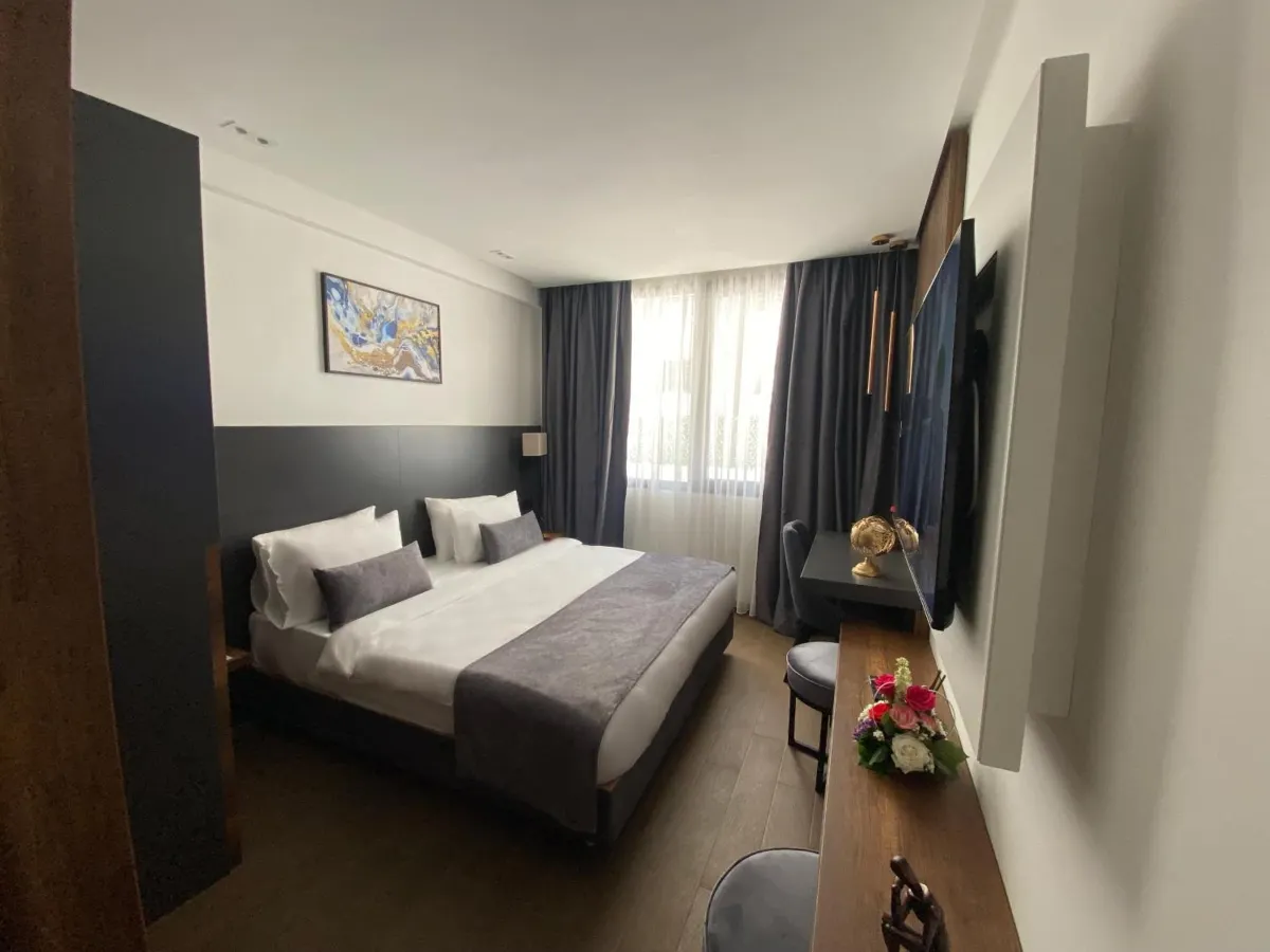 Superior double room with a large bed and reading lamp